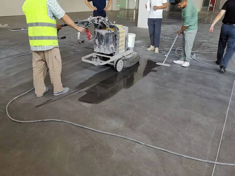 晶彩鋼化地坪施工-研磨機作業