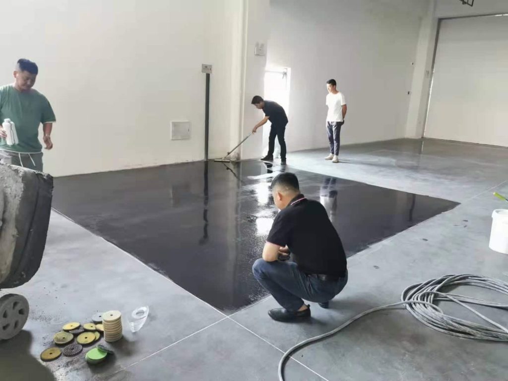 晶彩鋼化地坪施工-地坪著色推鋪作業